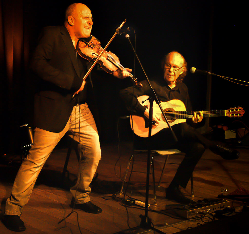 Burr und Klaiber auf der Bühne, Geige und Gitarre