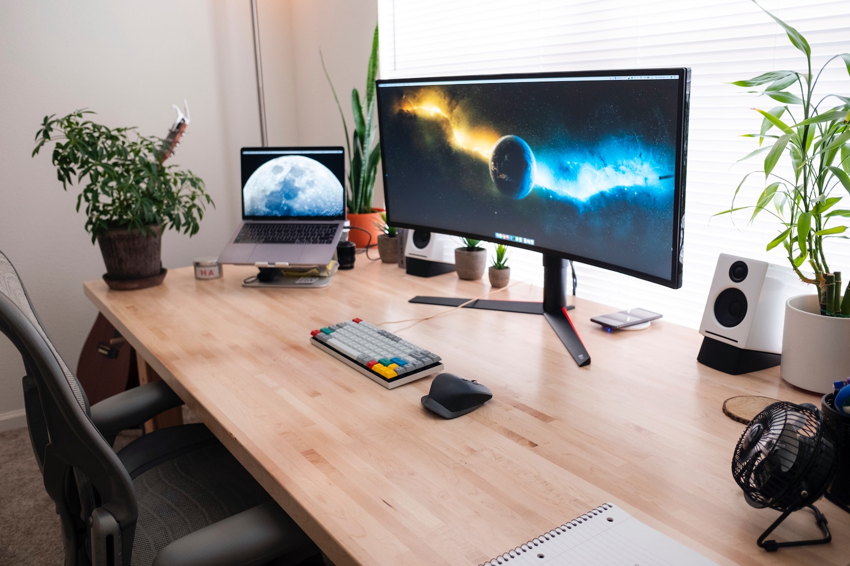 Ein Schreibtisch mit Curved Monitor